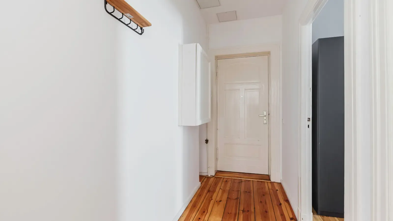 Elegant two room apartment with spacious kitchen in the center of Charlottenburg