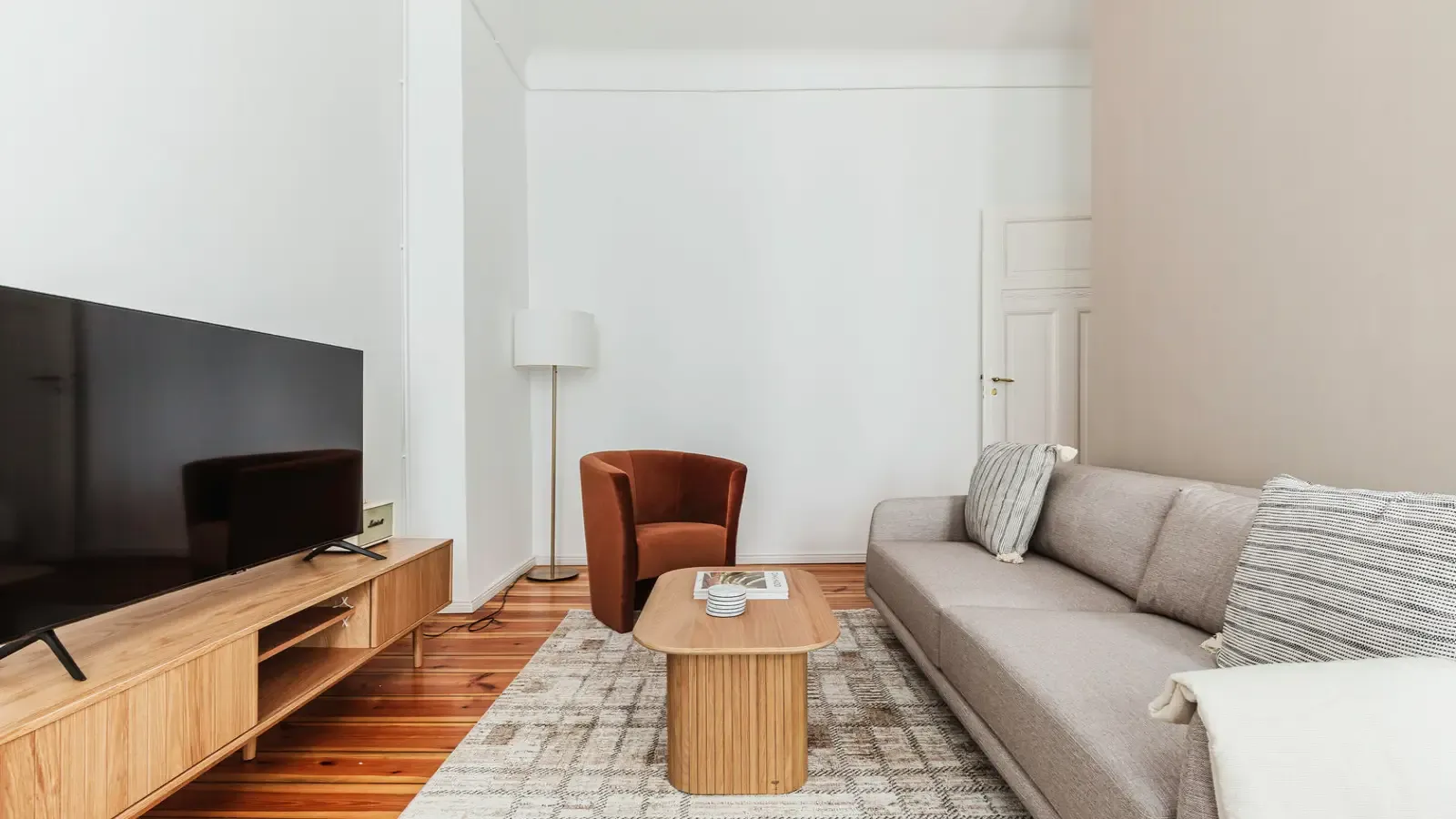 Elegant two room apartment with spacious kitchen in the center of Charlottenburg